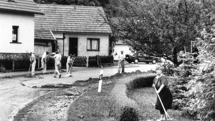 Als ein neuralgischer Punkt erwies sich immer wieder die Kreisstraße KU 1 im Bereich des Anwesens Fröbel. Die Strecke war nach dem furchtbaren Gewitter mit Schlick und Hagelkörnern bis zu dreißig Zentimeter hoch übersät. Der Bauhof des Landkreises unterstützte die Marktschorgaster bei den Aufräumarbeiten. Foto: Bruno Preißinger