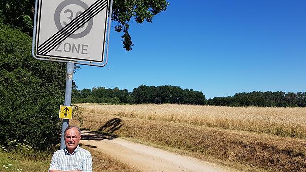 Dieses Verkehrsschild am Ende der Rosenbacher Stra&szlig;e in Dormitz bringt Klaus Eckert auf die Palme. Eckert k&auml;mpft seit Mai 2017 daf&uuml;r, das Schild abzubauen. Und durch ein Verkehrszeichen zu ersetzen, das die Durchfahrt in Richtung Rosenbach verbietet. Foto: Ekkehard Roepert