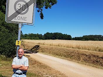 Dieses Verkehrsschild am Ende der Rosenbacher Straße in Dormitz bringt Klaus Eckert auf die Palme. Eckert kämpft seit Mai 2017 dafür, das Schild abzubauen. Und durch ein Verkehrszeichen zu ersetzen, das die Durchfahrt in Richtung Rosenbach verbietet. Foto: Ekkehard Roepert