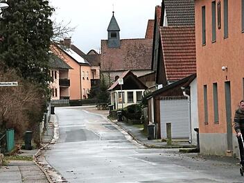 Im nächsten Jahr sollen in Buckenreuth die Ortskanäle gebaut werden. Dann muss die Straße saniert werden.  Foto: Josef Hofbauer