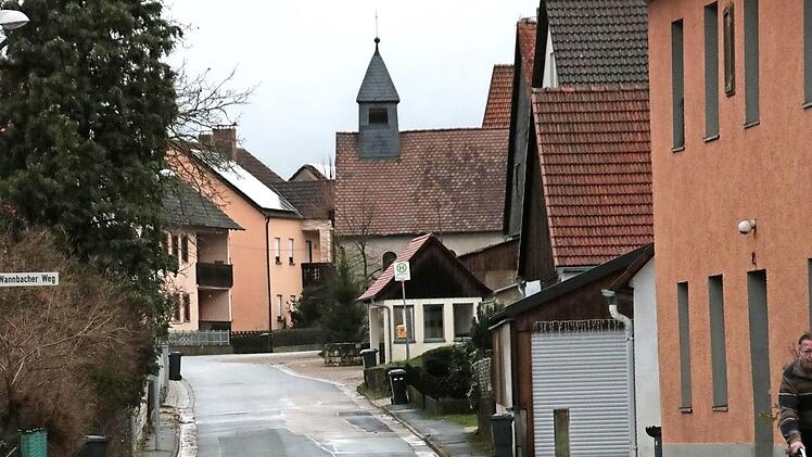 Im nächsten Jahr sollen in Buckenreuth die Ortskanäle gebaut werden. Dann muss die Straße saniert werden.  Foto: Josef Hofbauer