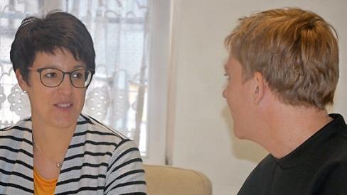 Carolin Ordosch (links) mit Judith Jochmann  Foto: Bernhard Panzer