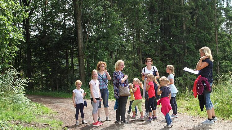 Mit sogenannten Laufzettel machten sich die einzelnen Gruppen auf einen Rundweg durch Dorf und Flur.