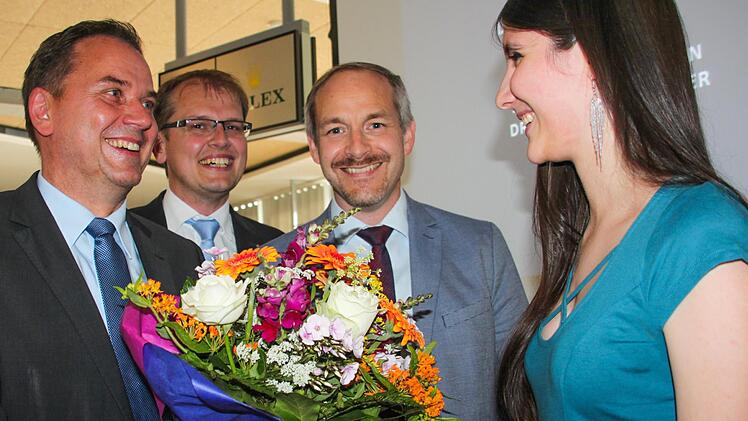 Schulleiter Alexander Battistella (links) gratuliert Lisa Mörtlbauer. Sie hat ihre Schullaufbahn mit dem hervorragenden Abiturschnitt von 1,5 gekrönt, worüber sich auch stellvertretender Landrat Jörg Kunstmann (zweiter von rechts) und Zweiter Bürgermeister Ralf Hartnack freuen. Fotos: Stephan Stöckel
