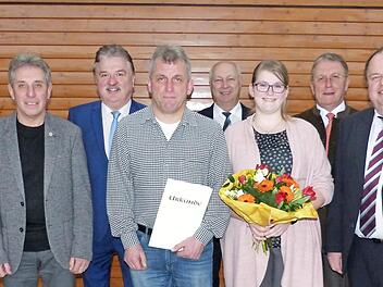 Ehrungen verdienter Mitbürgerinnen und -bürger standen im Vordergrund beim Neujahrsempfang des Marktes Grafengehaig am Sonntagmorgen in der Gaststätte der Frankenwaldhalle. Unser Bild zeigt (von links) Marktleugasts Bürgermeister Franz Uome, Wilfried Vogel, Landrat Klaus Peter Söllner, Klaus Keil, VG-Geschäftsstellenleiter Michael Laaber, Anna-Lena Rothert, Bezirkstagspräsident Henry Schramm sowie die beiden Grafengehaiger Bürgermeister Werner Burger und Volker Kirschenlohr.  Foto: Klaus-Pete...
