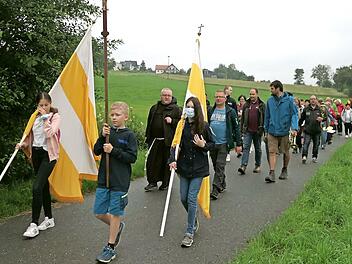 Die Wallfahrer auf dem Weg nach Marienweiher
