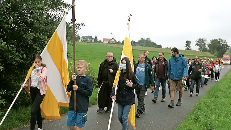 Die Wallfahrer auf dem Weg nach Marienweiher
