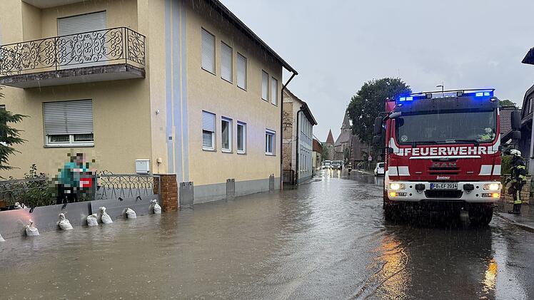 Unwetter in Oberfranken: Anwohner und Feuerwehr bringen Sandsäcke aus