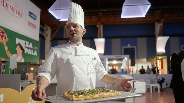 Henssler ist dran! Nach viel Hektik und Stress mit dem Ofen ("Heiz, du Sau!") freut er sich über seine gelungene Pfannen-Pizza.