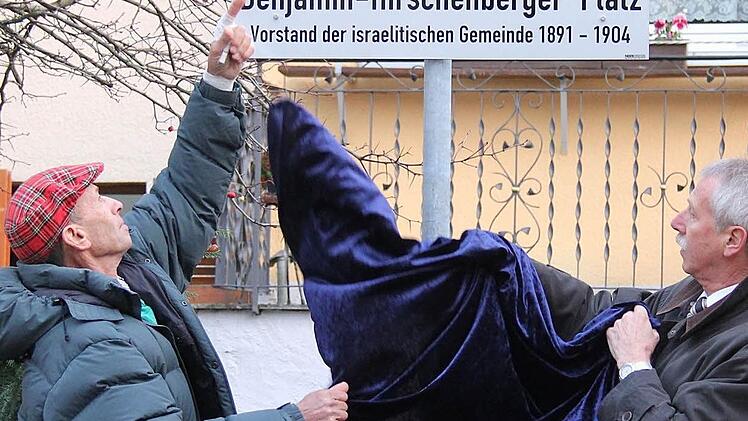 Nachfahre der Familie Hirschenberger: Yair Kochba (links) enthüllt mit Bürgermeister Stross das neue Schild des Platzes. Foto: Gerd Schaar