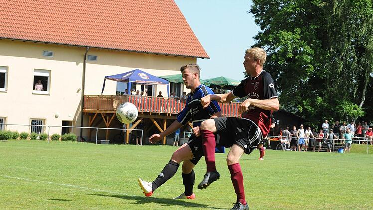 Szene aus dem Spiel des FC Reichenbach (in blau) gegen den FC Geesdorf. Foto: Hopf