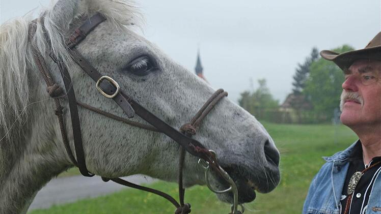 Pferdeflüsterer Karl-Heinz Simon mit seinem andalusischen Hengst Camarero. Foto: Gerd Schaar
