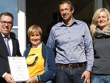 Eine Urkunde und ein gelbes T-Shirt mit dem Logo der bundesweit strukturierten Arbeitskreise wurde dem Arbeitskreis Schule und Wirtschaft Haßberge anlässlich seines 30-jährigen Bestehens verliehen. Beides präsentieren die Mitglieder der Steuerungsgruppe (von links): Peter Gadhof, Ulrike Brech, Matthias Weinberger und Corinna Schmidt. Foto: sw