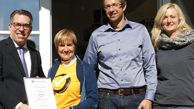 Eine Urkunde und ein gelbes T-Shirt mit dem Logo der bundesweit strukturierten Arbeitskreise wurde dem Arbeitskreis Schule und Wirtschaft Haßberge anlässlich seines 30-jährigen Bestehens verliehen. Beides präsentieren die Mitglieder der Steuerungsgruppe (von links): Peter Gadhof, Ulrike Brech, Matthias Weinberger und Corinna Schmidt. Foto: sw