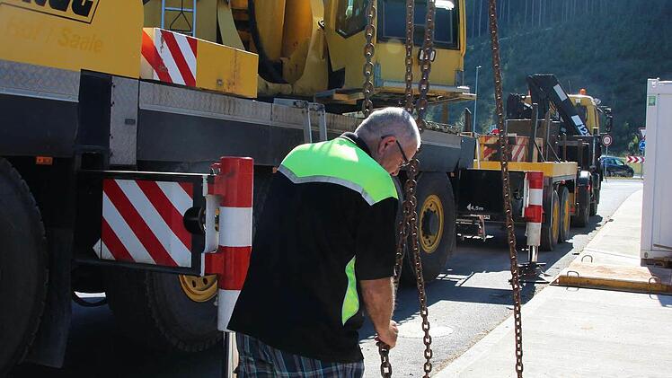 Der 100-Tonnen-Kran lädt die Lastenverteiler für die Pratzen ab.  Foto: Friedwald Schedel