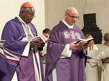 Zusammen mit Stadtpfarrer Helmut Hetzel hält Kardinal Nakellentuba Philippe Ouédraogo die Messe.  Foto: maw