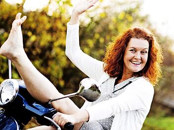 "Muss ich noch oder darf ich schon?", fragt sich Annette von Bamberg in ihrem Kabarettprogramm "Es gibt ein Leben über 50." Morgen kann man sie im Michelauer Gemeindezentrum live erleben. Foto: privat