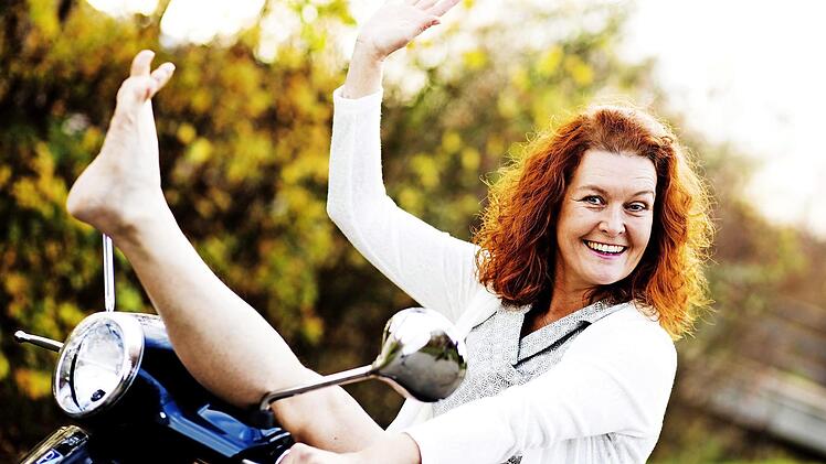 "Muss ich noch oder darf ich schon?", fragt sich Annette von Bamberg in ihrem Kabarettprogramm "Es gibt ein Leben über 50." Morgen kann man sie im Michelauer Gemeindezentrum live erleben. Foto: privat