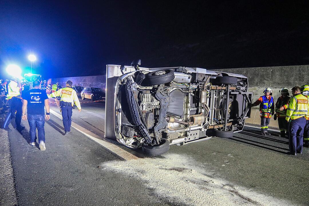 Vollbesetztes Wohnmobil kippt auf die Seite
