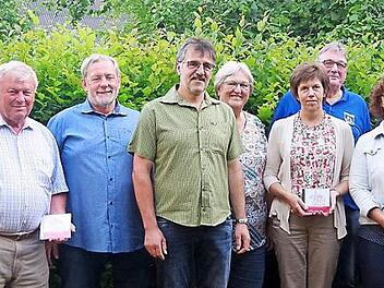 B&uuml;rgermeister Timo Erhardt (links) lobte beim Abschlusstreffen die Projektgruppen-Mitglieder, deren Engagement und Ideen zum 750-j&auml;hrigen Stadtjubil&auml;um und &uuml;berreichte ihnen einen Schl&uuml;sselanh&auml;nger und die DVD "750 Jahre Ludwigstadt - in Bildern".  Foto: Heike Sch&uuml;lein