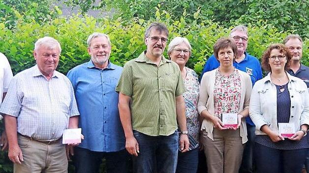 B&uuml;rgermeister Timo Erhardt (links) lobte beim Abschlusstreffen die Projektgruppen-Mitglieder, deren Engagement und Ideen zum 750-j&auml;hrigen Stadtjubil&auml;um und &uuml;berreichte ihnen einen Schl&uuml;sselanh&auml;nger und die DVD "750 Jahre Ludwigstadt - in Bildern".  Foto: Heike Sch&uuml;lein