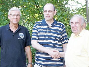 Heinz Hausmann als Vertreter der Stadt (rechts) gratuliert Andreas Murmann (Mitte) zur silbernen Ehrennadel des Vereins. Foto: Hans Neuberg