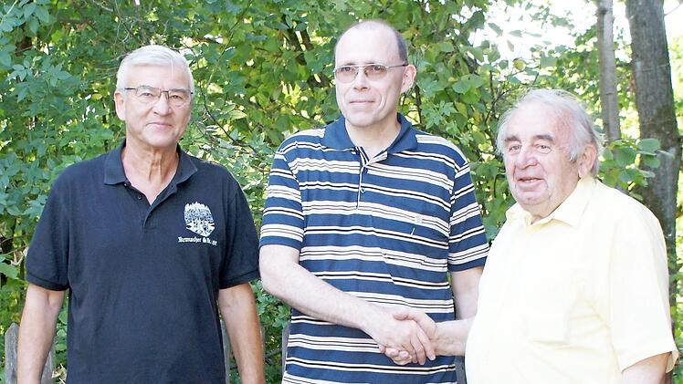 Heinz Hausmann als Vertreter der Stadt (rechts) gratuliert Andreas Murmann (Mitte) zur silbernen Ehrennadel des Vereins. Foto: Hans Neuberg