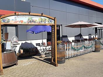 Ebensfeld: Brauhausgarten für Besucher*innen geöffnet - Bier und eigenes Essen