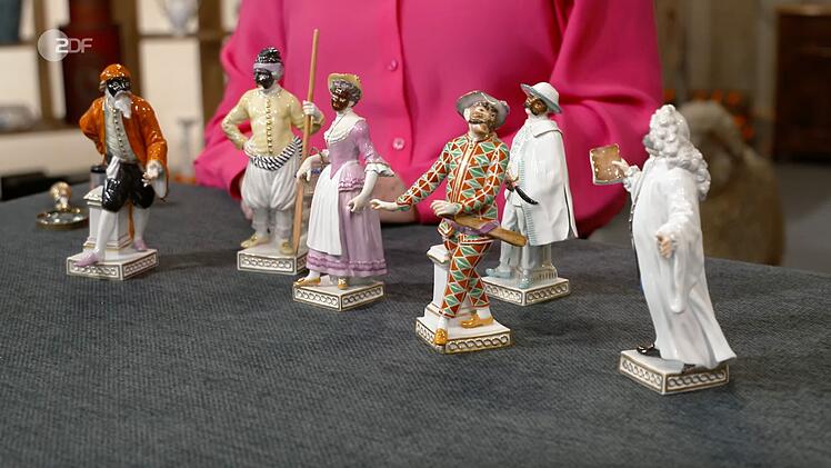 Als weitere Objekte der Sendung wurden Figuren der Commedia dell'arte im Entwurf von Johann Joachim Kaendler in den 1770er-Jahren datiert. Laut Friederike Werner hat der K&uuml;nstler f&uuml;r Mei&szlig;en gearbeitet. Dort wurde die Gruppe von 1979 bis 2012 produziert. Gew&uuml;nscht wurden 6.000 Euro, gesch&auml;tzt 3.000 Euro und an Daniel Meyer f&uuml;r 3.000 Euro verkauft.
