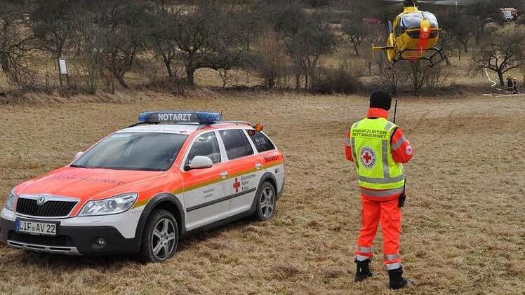 Tobias Eismann beim Einweisen des Rettungshubschraubers Foto: Feuerwehr Bad Staffelstein