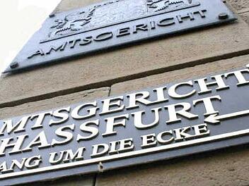 Das Haßfurter Amtsgericht verurteilte einen 24-Jährigen zu einer Freiheitsstrafe mit Geldauflagen, weil er Polizeibeamte attackiert hatte.  Foto: Archiv