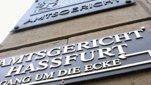 Das Haßfurter Amtsgericht verurteilte einen 24-Jährigen zu einer Freiheitsstrafe mit Geldauflagen, weil er Polizeibeamte attackiert hatte.  Foto: Archiv