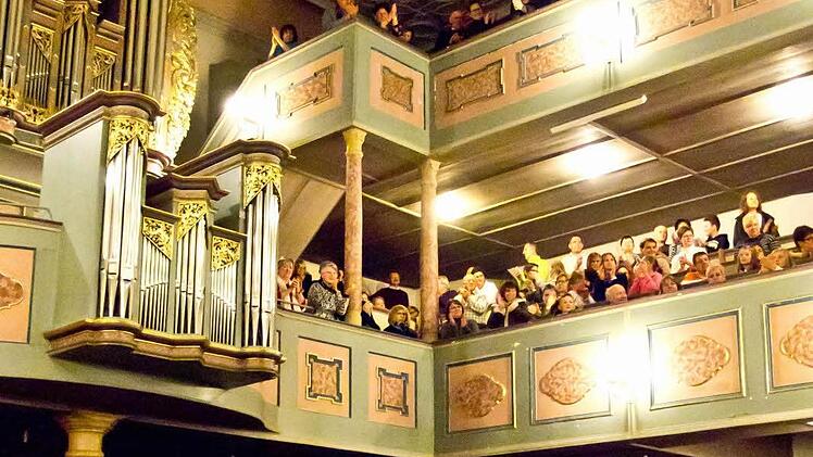 Bis hinauf zur zweiten Empore drängelte sich das beifallsfreudige Publikum in der Heilig-Kreuz-Kirche.