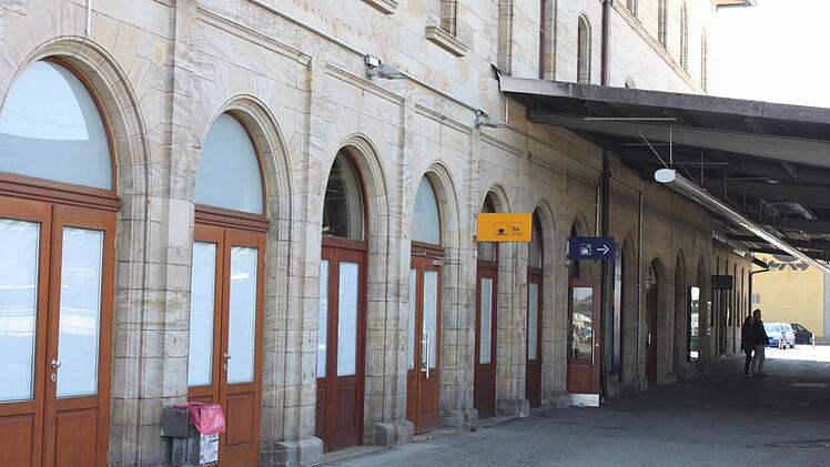 Trostlose Rückseite des Gebäudes: kein Cafe mehr, keine Toiletten