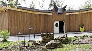 Das Gebäude hat die Form einer Fledermaus.