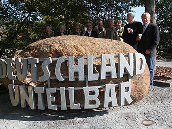 Mit einem Glast Sekt stießen die Mitglieder des Freundeskreises Saalfeld-Kulmbach auf 25 Jahre Deutsche Einheit an. Fotos: Stephan Stöckel.