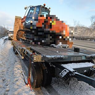 Lkw-Unfall auf A70: Bagger kippt auf Fahrbahn