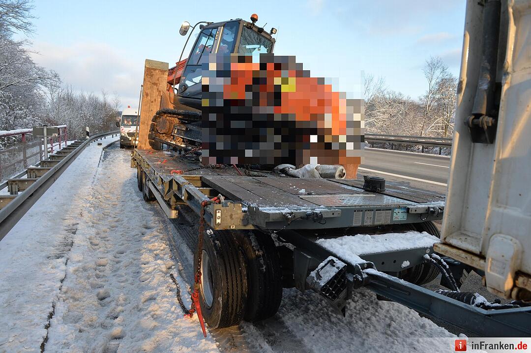 Lkw-Unfall auf A70: Bagger kippt auf Fahrbahn