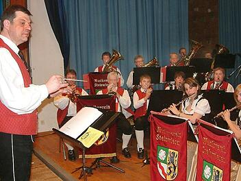 Für das Osterkonzert des Musikvereins Steinwiesen in der Turnhalle hat Dirigent Wolfgang Schrepfer (links) wieder ein vielfältiges Programm zusammengestellt. Foto: Hans Franz