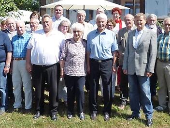 Einen großen Bahnhof erlebte Gerold Hunkler an seinem 80. Geburtstag. Unser Bild zeigt den Jubilar mit seiner Ehefrau Annaliese sowie Bürgermeister Gerhard Schneider und VdK-Kreisvorsitzendem Klaus Nenninger (vorne Bildmitte) und Pfarrer Michal Osak (Mitte hinten) im Kreise der Gratulantenschar. Foto: Klaus-Peter Wulf