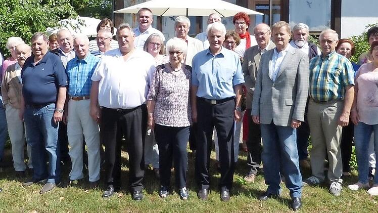 Einen großen Bahnhof erlebte Gerold Hunkler an seinem 80. Geburtstag. Unser Bild zeigt den Jubilar mit seiner Ehefrau Annaliese sowie Bürgermeister Gerhard Schneider und VdK-Kreisvorsitzendem Klaus Nenninger (vorne Bildmitte) und Pfarrer Michal Osak (Mitte hinten) im Kreise der Gratulantenschar. Foto: Klaus-Peter Wulf