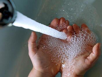 Teile des Bad Kissinger Trinkwassers werden gechlort, eigentlich unterhalb der Grenze, bei der ein Geruch festzustellen ist. Ab und zu gibt es dann aber doch zu Beschwerden bei den Stadtwerken, aktuell ist die Chlorung ausgesetzt.  Symbolfoto: Markus Tischler/dpa