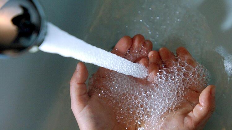 Teile des Bad Kissinger Trinkwassers werden gechlort, eigentlich unterhalb der Grenze, bei der ein Geruch festzustellen ist. Ab und zu gibt es dann aber doch zu Beschwerden bei den Stadtwerken, aktuell ist die Chlorung ausgesetzt.  Symbolfoto: Markus Tischler/dpa