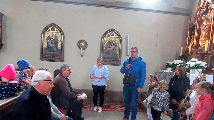 Am Samstag fand die Einweihung der Außenanlage des Kindergartens St. Josef statt. In der dicht gefüllten Pfarrkirche begeisterten die Kinder mit einem vollen Programm und bekamen reichlich Beifall. Pfarrer Diter Glaeser nahm dann die kirchliche Segnung vor. Foto: Horst Habermann