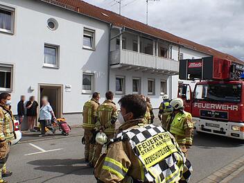 Die Einsatzkräfte der Haßfurter Feuerwehr wurden am Montagnachmittag zu einem Küchenbrand in die Straße "Langer Rain" gerufen. Foto: Christian Licha