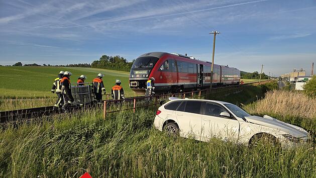 Dietersheim: Regionalzug erfasst Auto