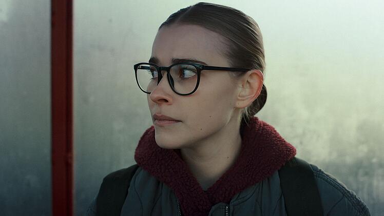 Die Altenpflegerin Mila Henderson (Milena Tscharntke) ist nach dem Sturz einer Patientin untergetaucht.