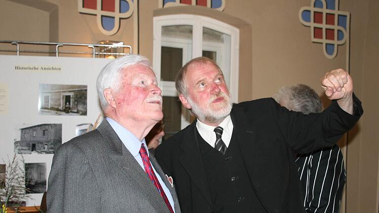Reinhard Hüßner erklärt Albrecht Fürst zu Castell-Castell Gestaltung von Decke und Empore. Foto: Daniela Röllinger