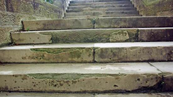 Die mutwillige verursachten Schäden an der Treppe vom Rathaus hoch zur Schule nehmen mehr und mehr zu. Der Sandstein bricht ab. Die nötige Sanierung ist nicht billig, wie Bürgermeister Erhard den Gemeinderäten aufzeigte. Foto: Stefan Geiger