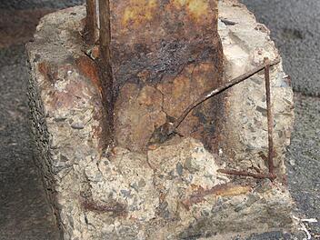 Dieses Pfeiler-Fundament einer Fahrzeughalle ist symptomatisch für den Zustand des städtischen Servicebetriebes in der Lindesmühle. Immerhin sind heuer im Haushalt 100.000 Euro für die Planung des Geländes vorgesehen, Geld für die Umsetzung sucht man im Finanzplan bis 2017 jedoch vergeblich. Foto: Ralf Ruppert